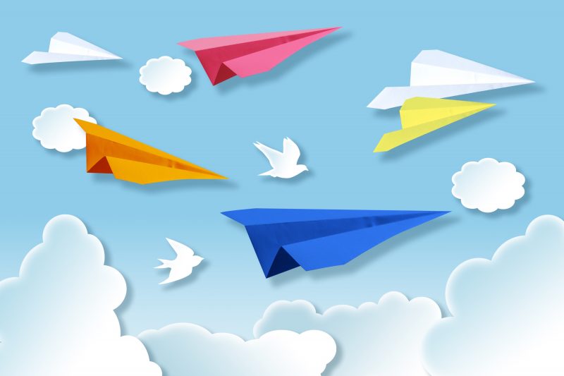 紙飛行機が飛ぶ