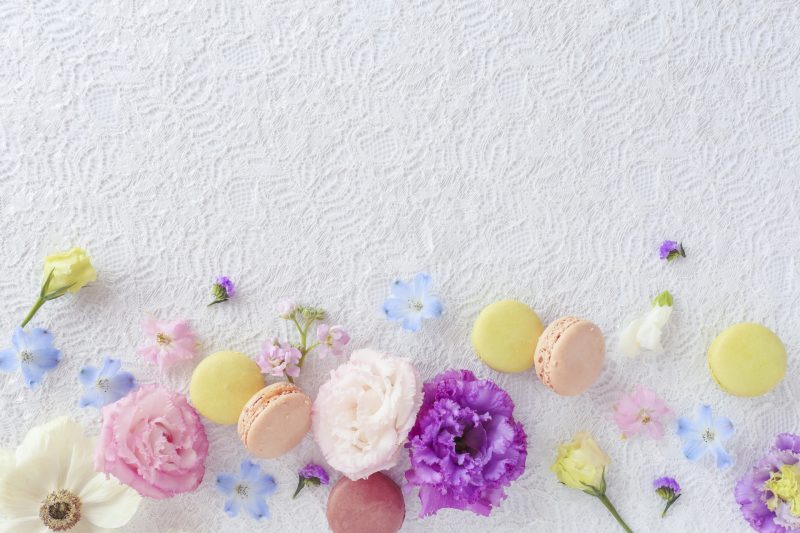 甘いお菓子と花