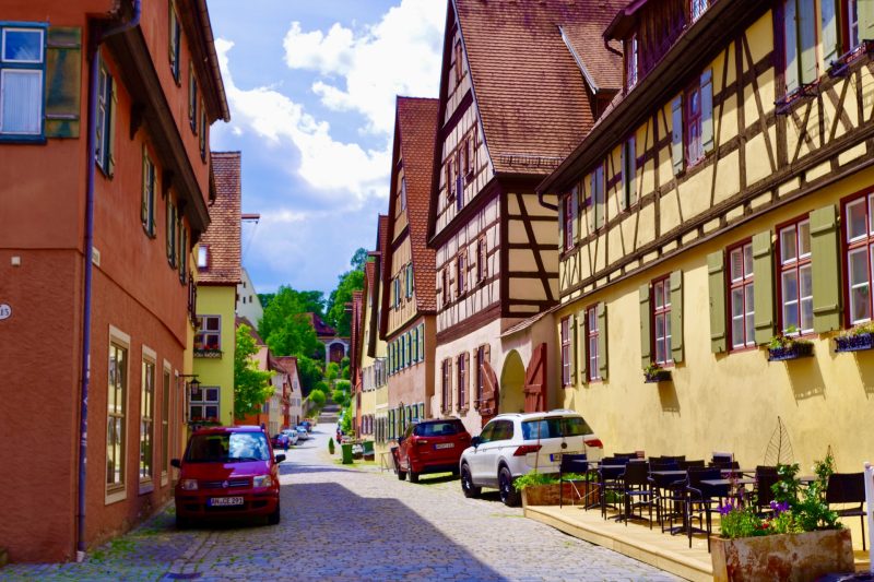 奥に続く明るい道にて