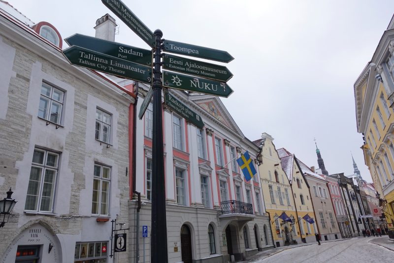 石畳と標識のある街